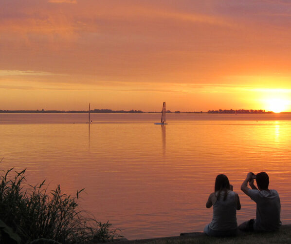 Turistas extranjeros disfrutan de los paisajes lacustres y ribereños en la Provincia