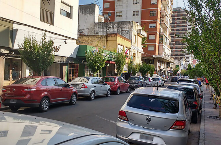 Ya se puede estacionar sobre el lado izquierdo en algunas calles de la ciudad