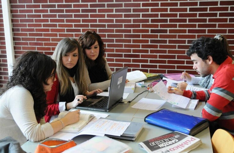 Los jóvenes sí leen noticias: un estudio derriba mitos sobre el consumo informativo juvenil