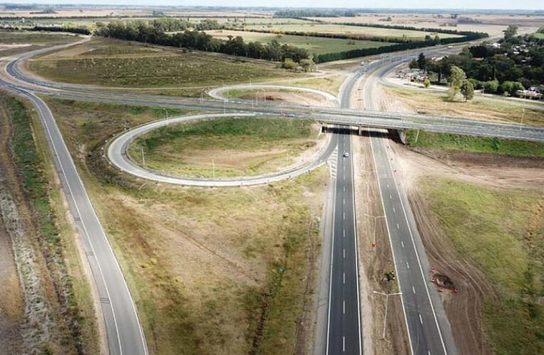 El Municipio llevó a cabo trabajos de mantenimiento en la autopista Nº 8. Y Vialidad?