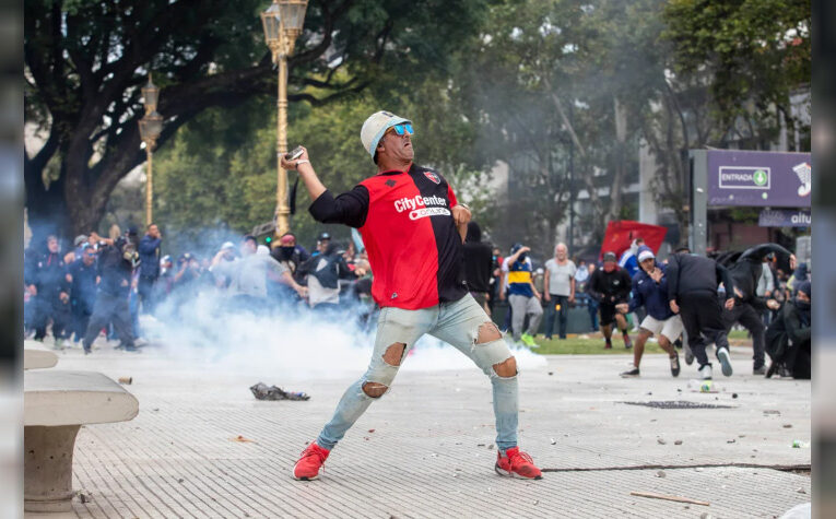 Enfrentamientos entre la policía y barrabravas en marcha de jubilados en el Congreso