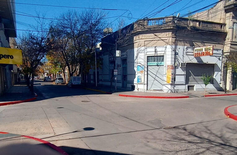 Bien claro: Los cordones rojos indican la prohibición total de estacionar y detenerse