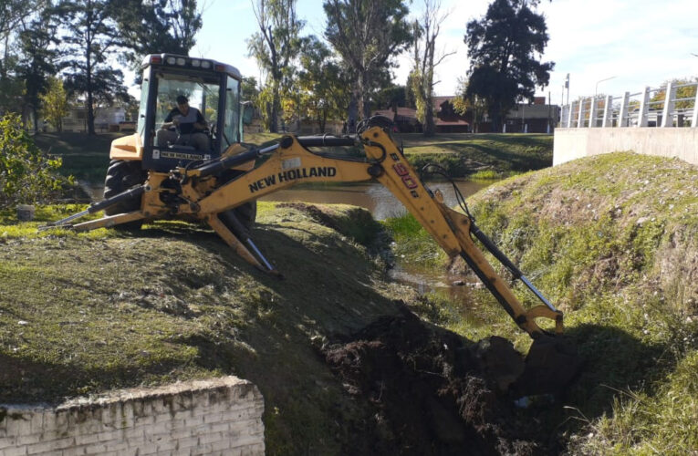 Limpieza de canal y desmalezamiento en el Arroyo Pergamino