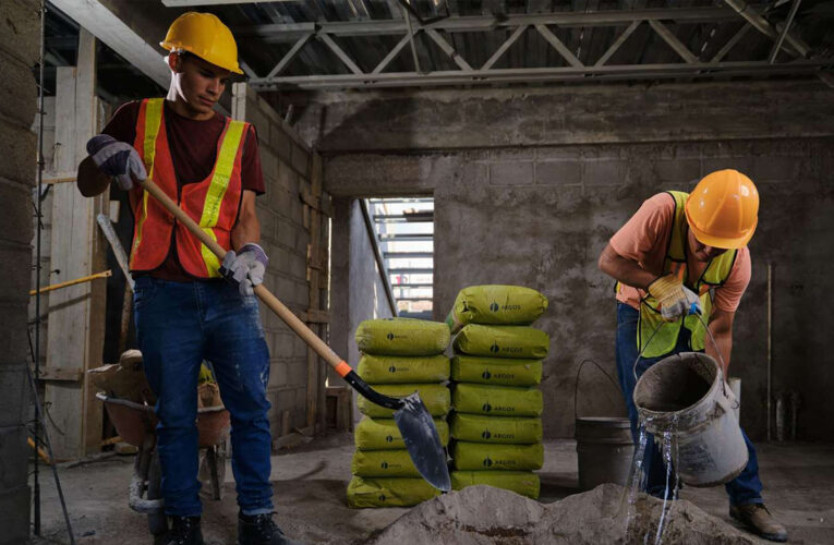 La actividad económica creció un 0,1% en abril y acumula un alza interanual del 6,7%