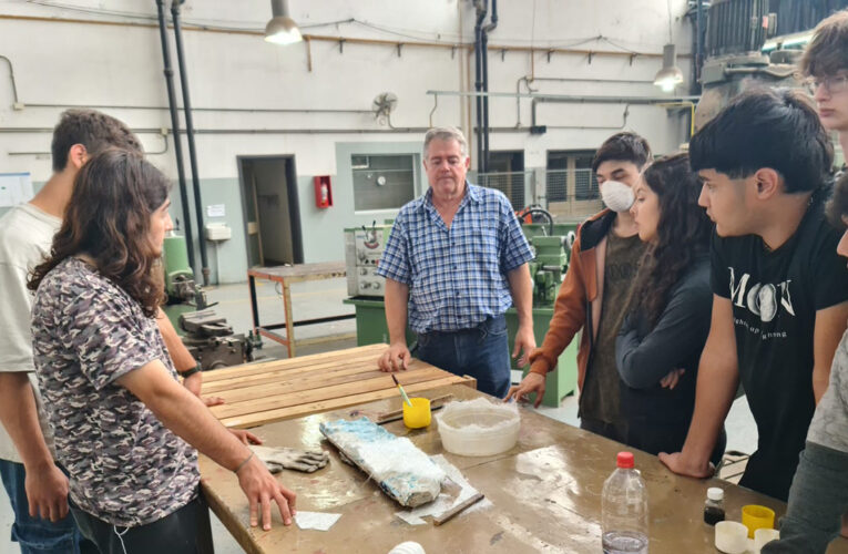 Reconstrucción con historia: estudiantes del Industrial restauraron molduras del Salón Luis Sued