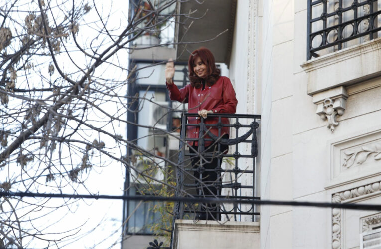 Cristina fue notificada por el juez. No podrá salir al balcón y deberá portar una tobillera electrónica. ¿Cómo funciona?