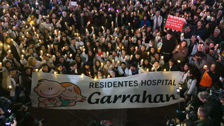 Los médicos residentes del Hospital Garrahan iluminaron el Obelisco con reclamos