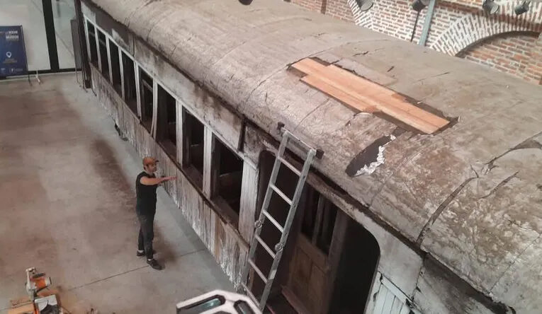 Restauran un coche ferroviario de madera, una pieza única que data de entre 1913 y 1915