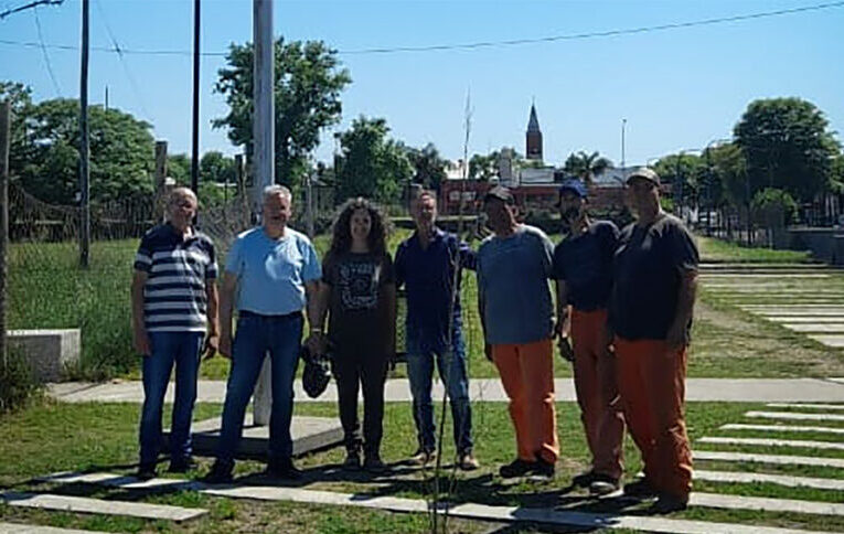 Excombatientes participaron de la reforestación del monumento en su honor