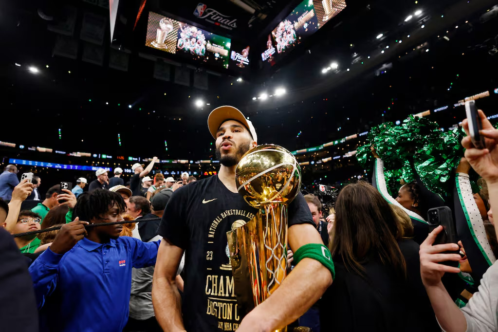 Boston apabulló a un Dallas cansado, y se coronó campeón de la NBA tras 16 años
