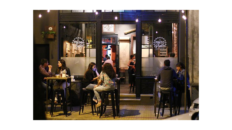 El Gobierno buscará regular las propinas en los restaurantes ¿Será obligatoria?