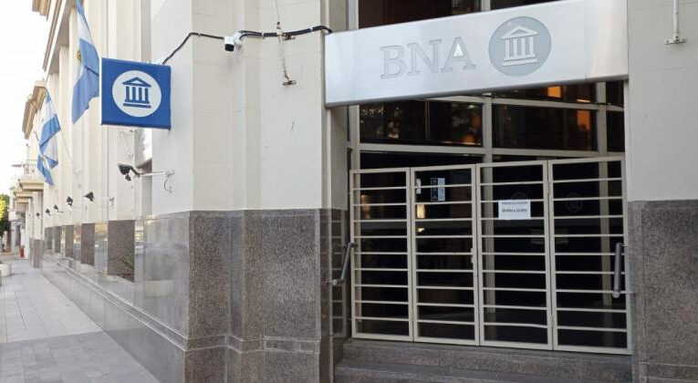 Caputo aseguró que cerrarán sucursales del Banco Nación donde suban los impuestos