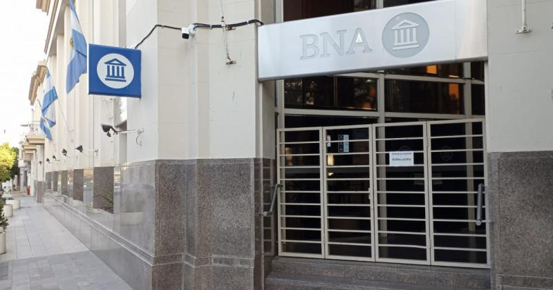 Caputo aseguró que cerrarán sucursales del Banco Nación donde suban los impuestos