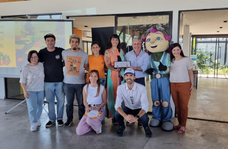Martínez participó del reconocimiento a Clickeados 12 de Octubre