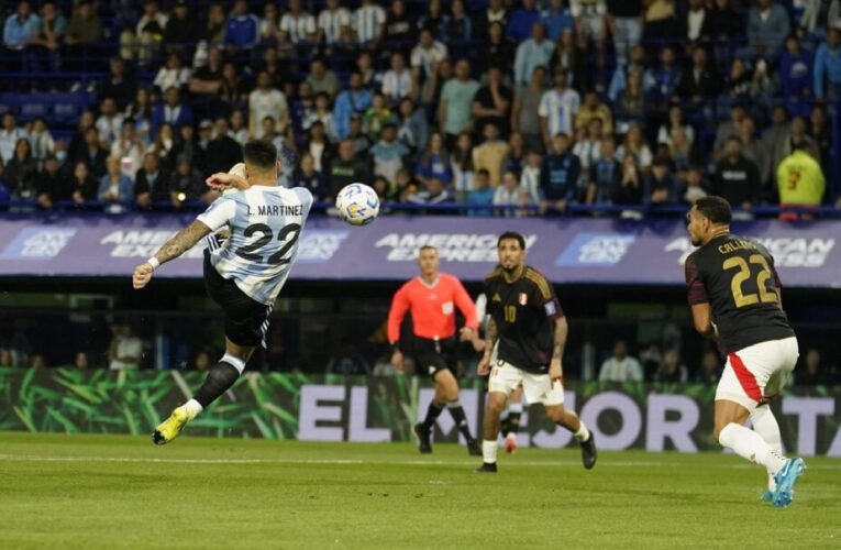 Argentina cerró el año derrotando a Perú por las Eliminatorias