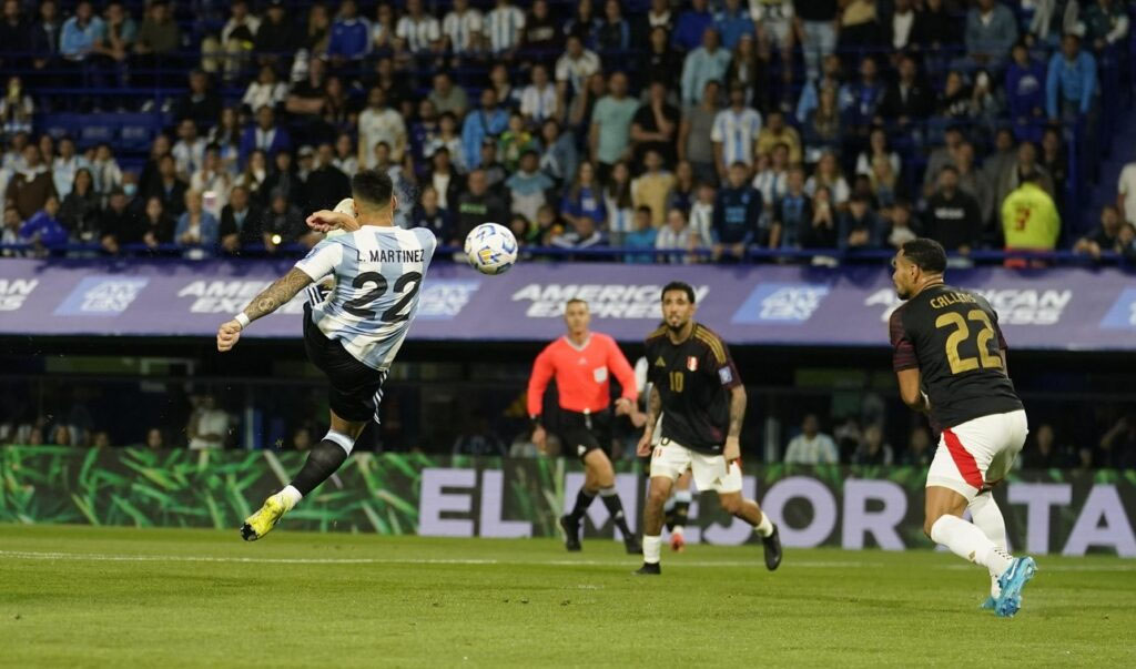 Argentina cerró el año derrotando a Perú por las Eliminatorias