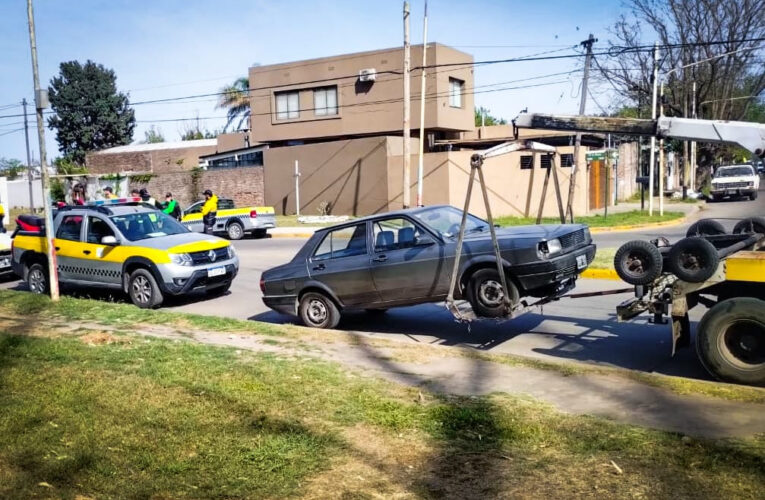 Siguen removiendo autos abandonados en la vía pública