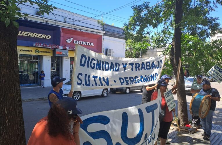El dueño de medios periodísticos fue escrachado en la puerta de su radio por no querer pagar el bono de fin de año a sus empleados