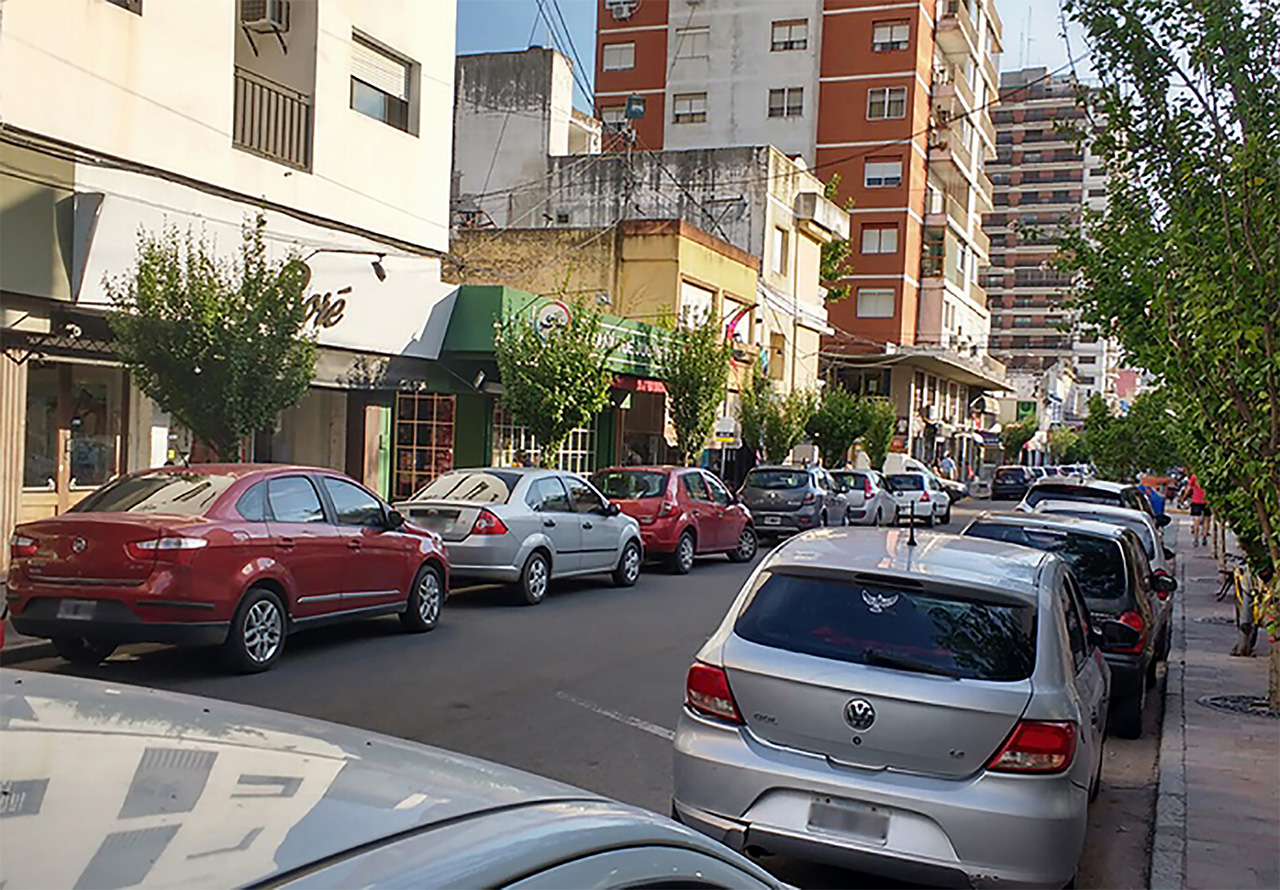 Ya se puede estacionar sobre el lado izquierdo en algunas calles de la ciudad