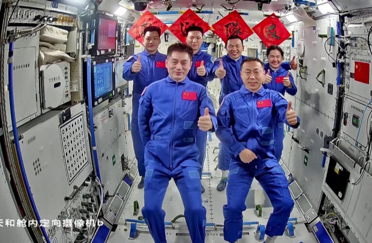 Astronautas chinos lograron producir oxígeno y combustible en el espacio