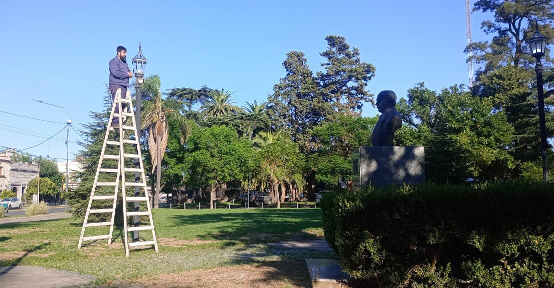 El Municipio realizó el recambio y la reparación en las farolas coloniales de 3 plazas