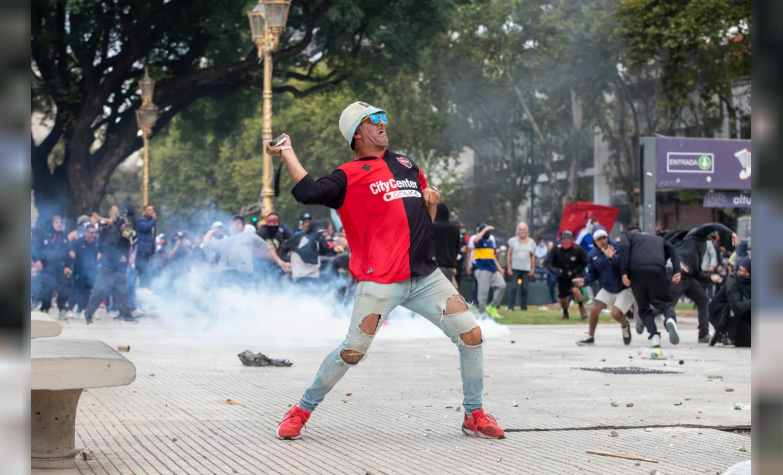 Enfrentamientos entre la policía y barrabravas en marcha de jubilados en el Congreso