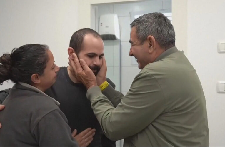 Los rehenes israelíes liberados piden el cese el fuego en Gaza