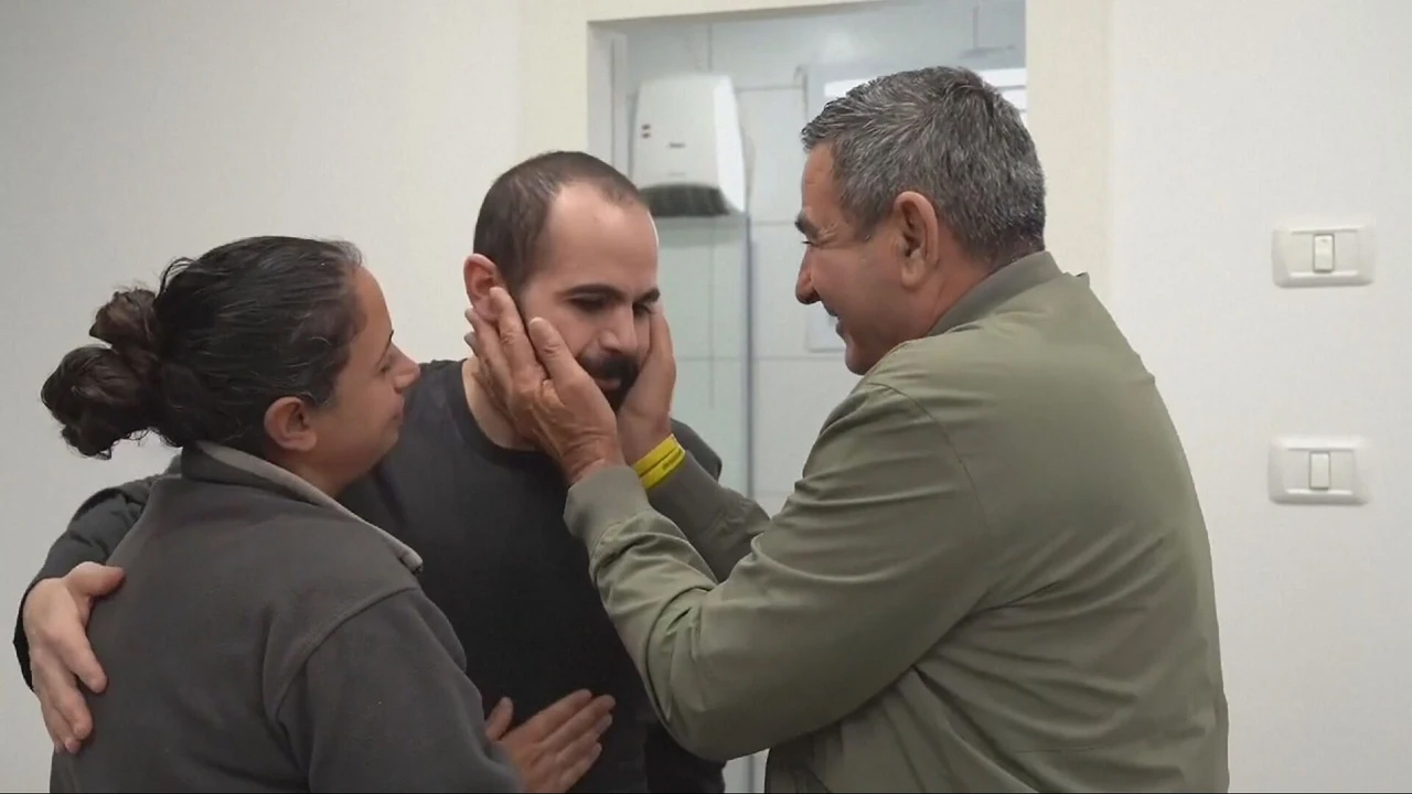 Los rehenes israelíes liberados piden el cese el fuego en Gaza