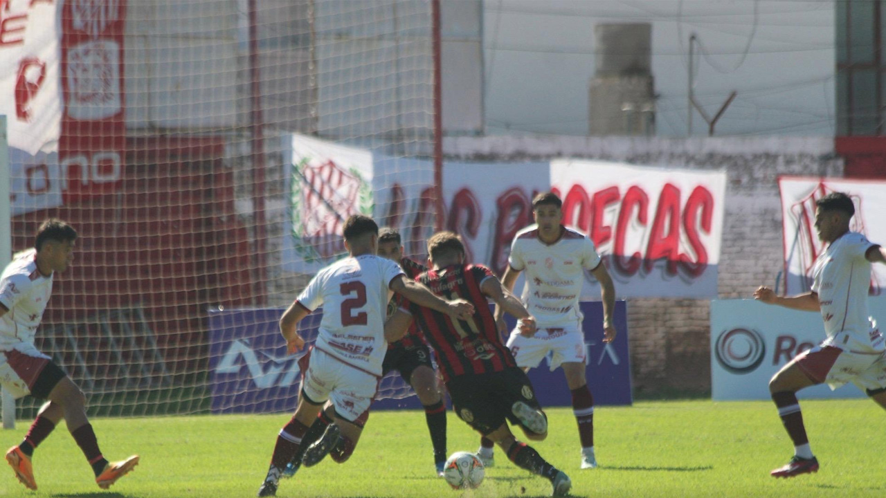 El Rojinegro ganó de visitante y se afianza en la tabla