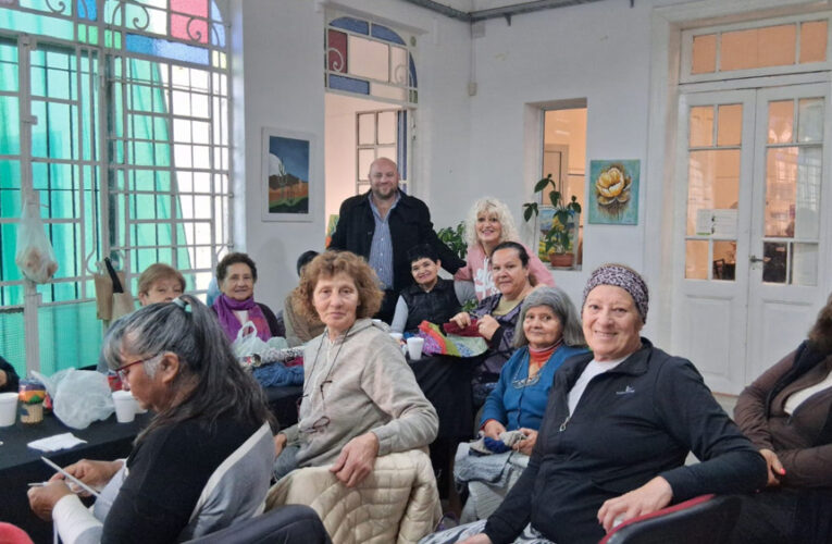 Solidaridad en acción: confección de gorros para pacientes oncológicos