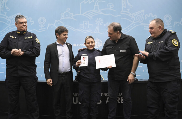 Kicillof entregó condecoraciones a oficiales de la policía provincial
