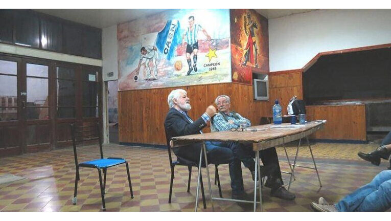 El profesor Restaino presenta su nuevo libro «El loro que cantaba la marcha peronista»