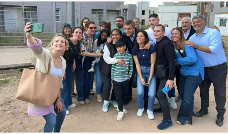 Massa visitó Junín y recorrió las 149 viviendas paralizadas por el gobierno