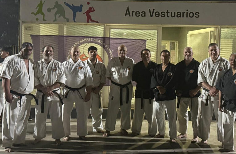 Práctica conjunta de Karate en el Centro Deportivo Hernández