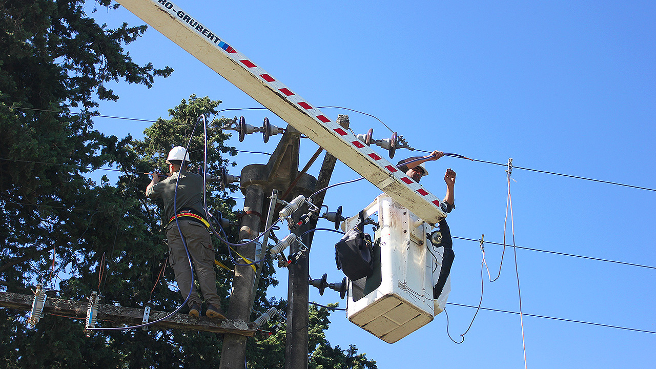 La Cooperativa Eléctrica refuerza la red para garantizar un verano sin cortes