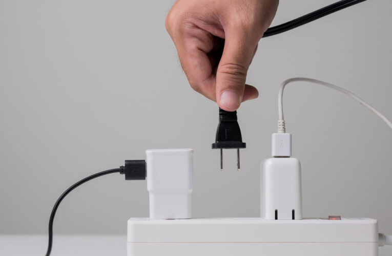 ¿Cómo cuidarnos del consumo invisible de luz?