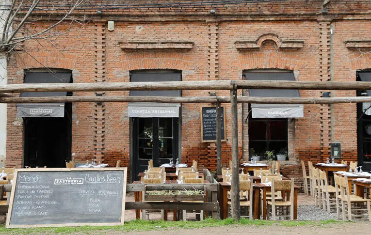 Carlos Keen: el pueblo de Luján donde la mesa siempre está servida