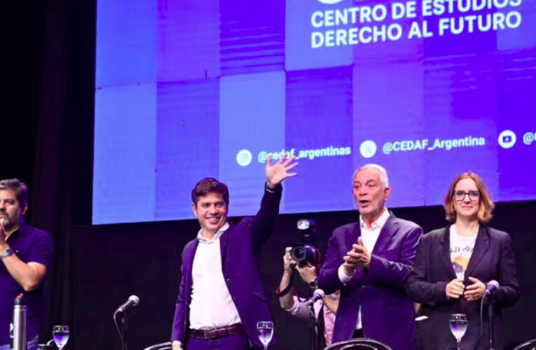 Kicillof en modo presidenciable atacó a Milei, «nos tocó un presidente ignorante y sometido»