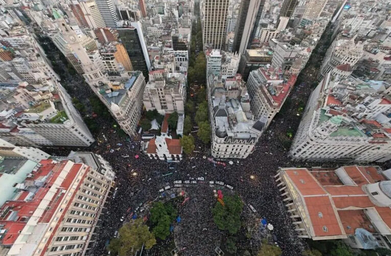Conflicto Universitario: Paro Indefinido y Crisis de Financiamiento