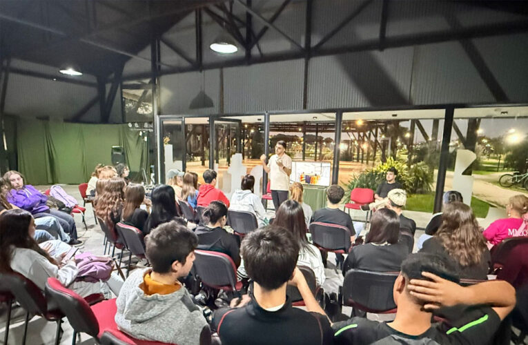 Estudiantes se capacitan en manipulación de alimentos para la próxima Feria Estudiantil