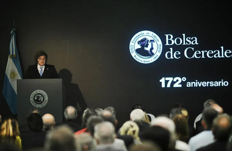 El gobierno anunció una baja en las retenciones al trigo en junio y para la soja en enero