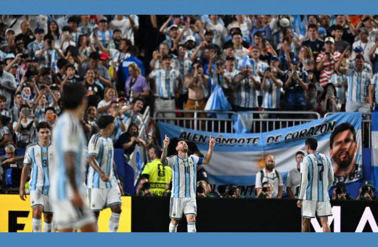 Con un Messi intratable, la Argentina arrancó goleando en su debut en el Mundial