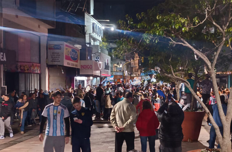 Festejo multitudinario por el triunfo ante Inglaterra con fuerte operativo de seguridad en la ciudad
