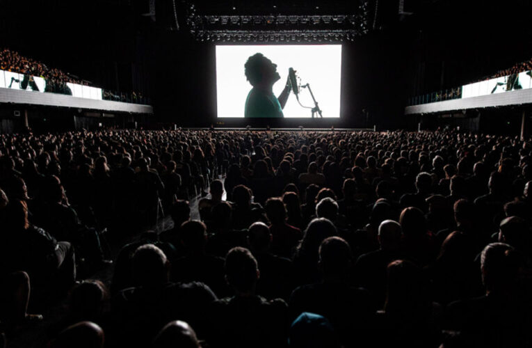 El Teatro San Martín suma visitas guiadas y la proyección del documental de Divididos