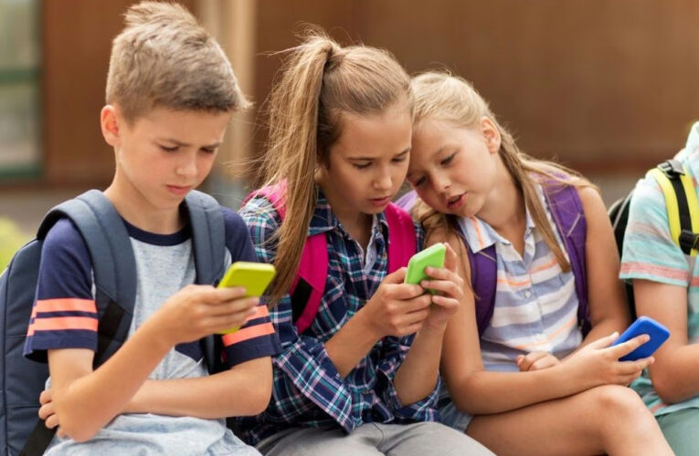 La Unión Europea prohibirá las redes sociales a menores de 13 años y las limitará hasta los 15